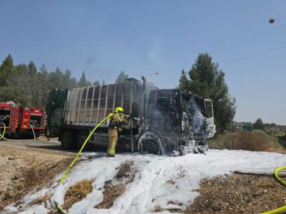 משאית לפינוי אשפה נשרפה על כביש 38