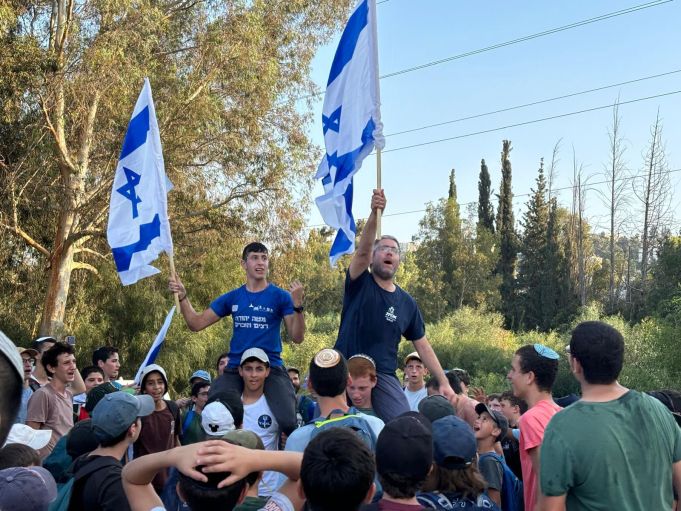 אמית נחשון עם דגל מונף